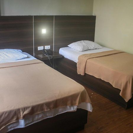 Oyo 1011 First Hotel Manila Zewnętrze zdjęcie