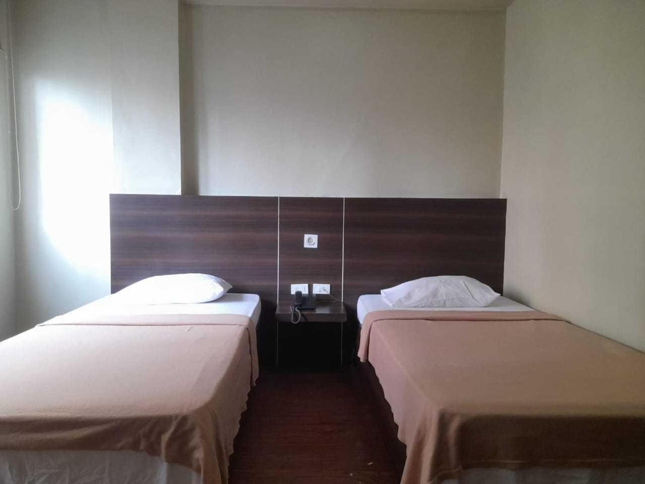 Oyo 1011 First Hotel Manila Zewnętrze zdjęcie