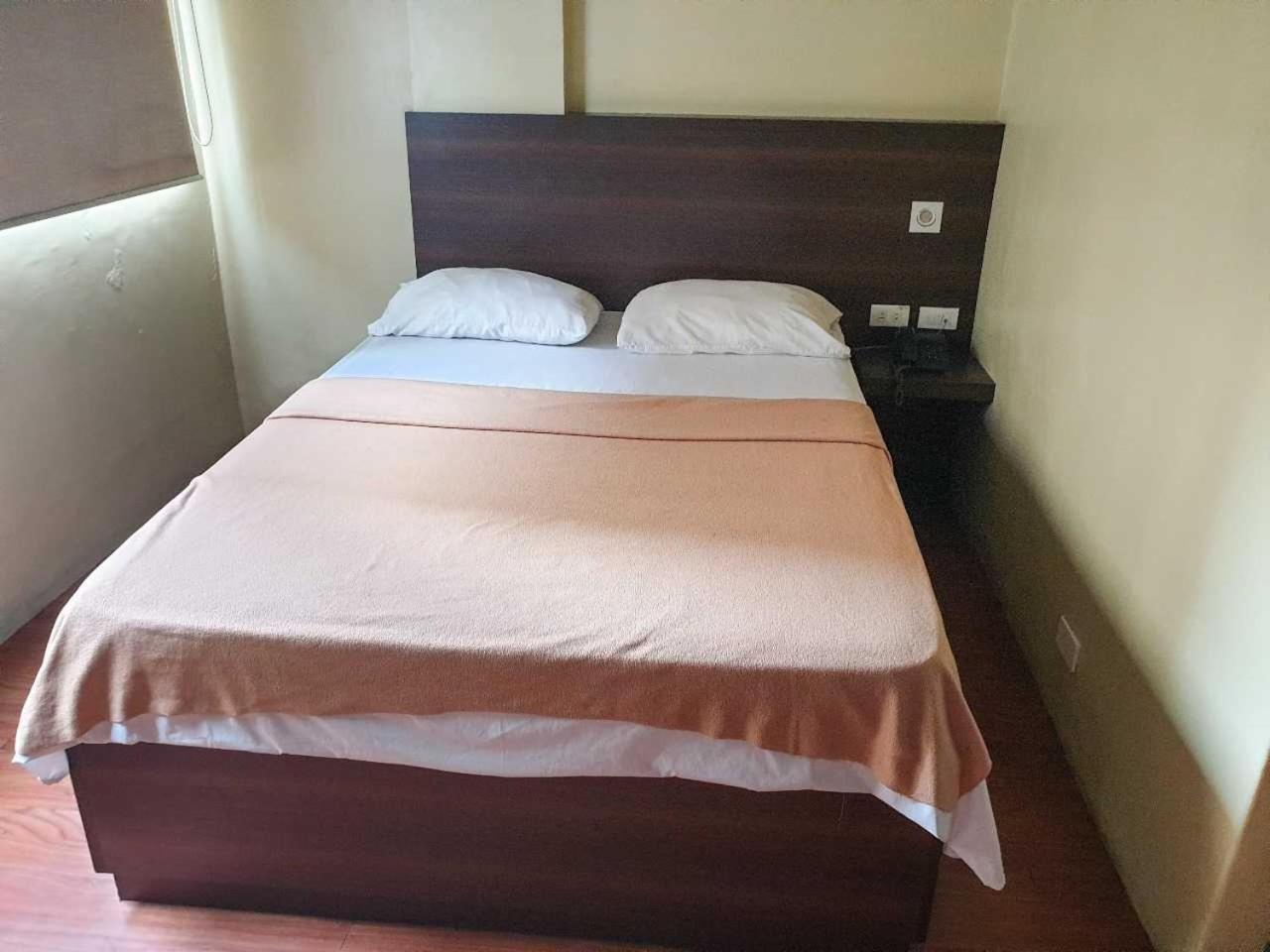 Oyo 1011 First Hotel Manila Zewnętrze zdjęcie