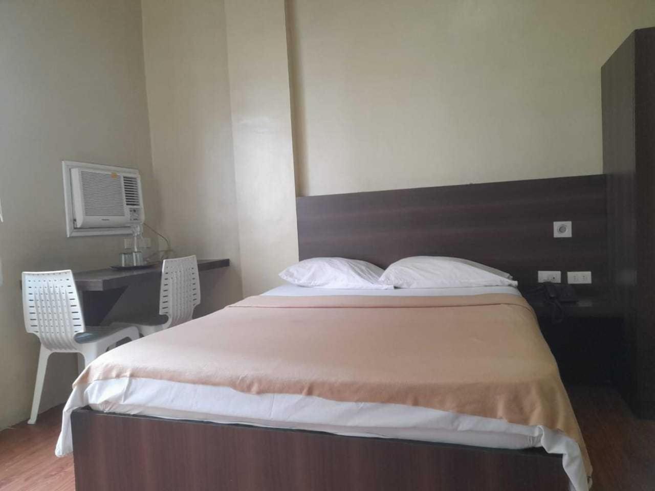 Oyo 1011 First Hotel Manila Zewnętrze zdjęcie