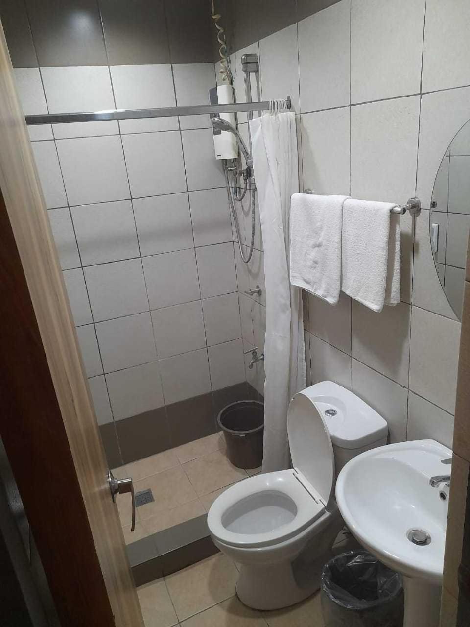 Oyo 1011 First Hotel Manila Zewnętrze zdjęcie