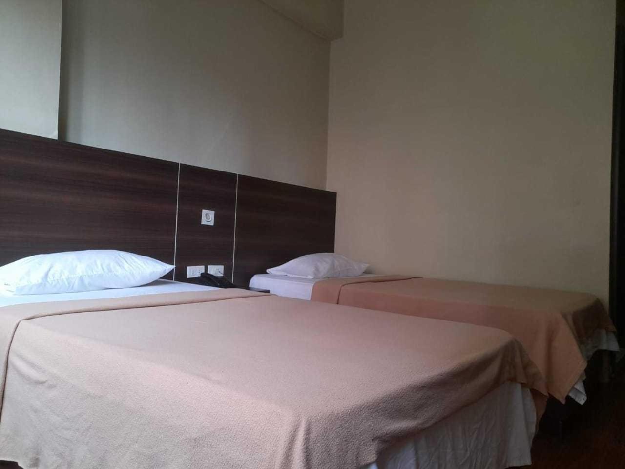 Oyo 1011 First Hotel Manila Zewnętrze zdjęcie